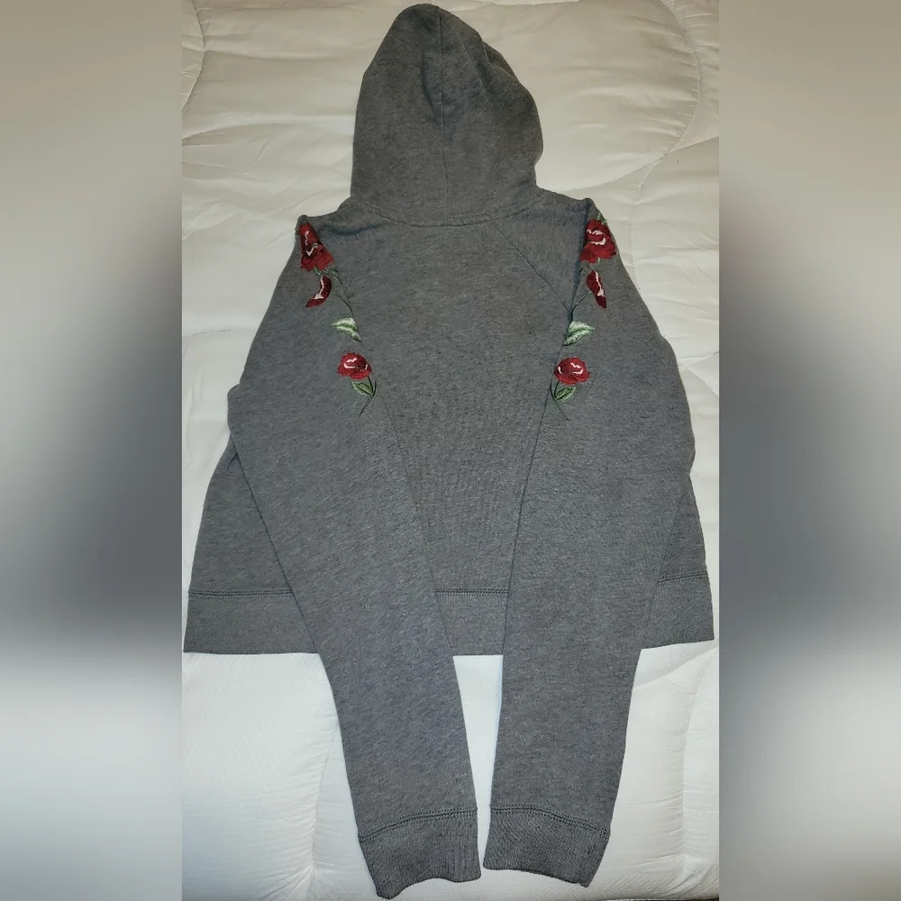 Hollister Southern California Gray1 Cropped Hoodie Embroidered‎ Roses Sz Small